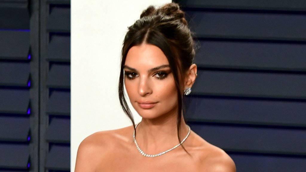 Η Έμιλι Ρατακόφσκι ποζάρει ολόγυμνη και μας αποκαλύπτει το νέο της σώμα (φώτο)