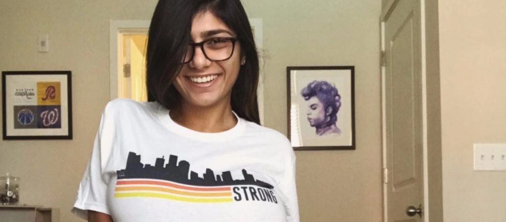 Παλιά μου τέχνη κόσκινο: H Mia Khalifa καλεί με υπονοούμενα και βογγητά τους Αμερικάνους να ψηφίσουν (βίντεο)