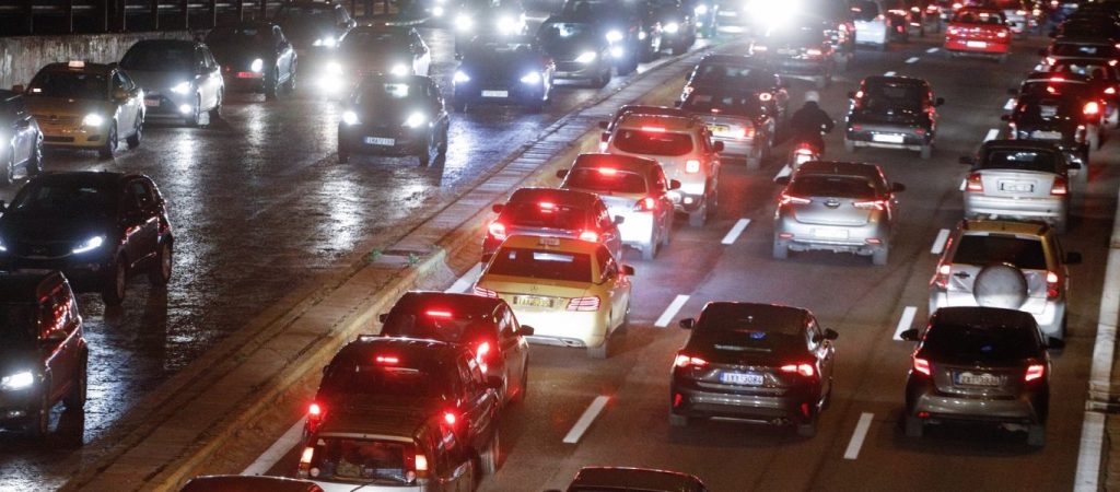 Κίνηση στους δρόμους: Ουρές και μεγάλες καθυστερήσεις στην Εθνική Οδό λόγω τροχαίου (φωτό)