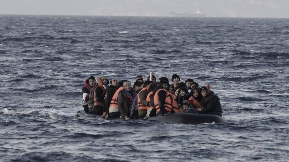 Σκάφος με 40 παράνομους αλλοδαπούς εντοπίστηκε στα ανοιχτά της Καρύστου