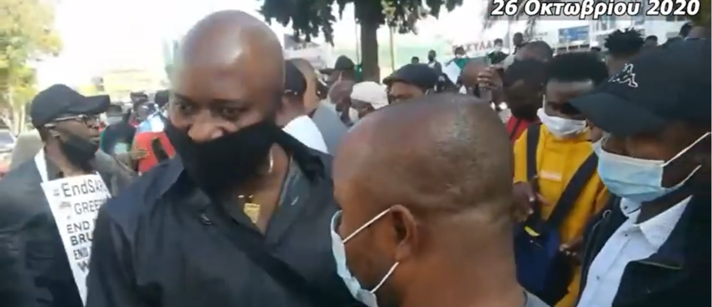 Την ώρα που απαγορεύονται οι παρελάσεις Νιγηριανοί πραγματοποιούν διαμαρτυρία στο κέντρο της Αθήνας (βίντεο)