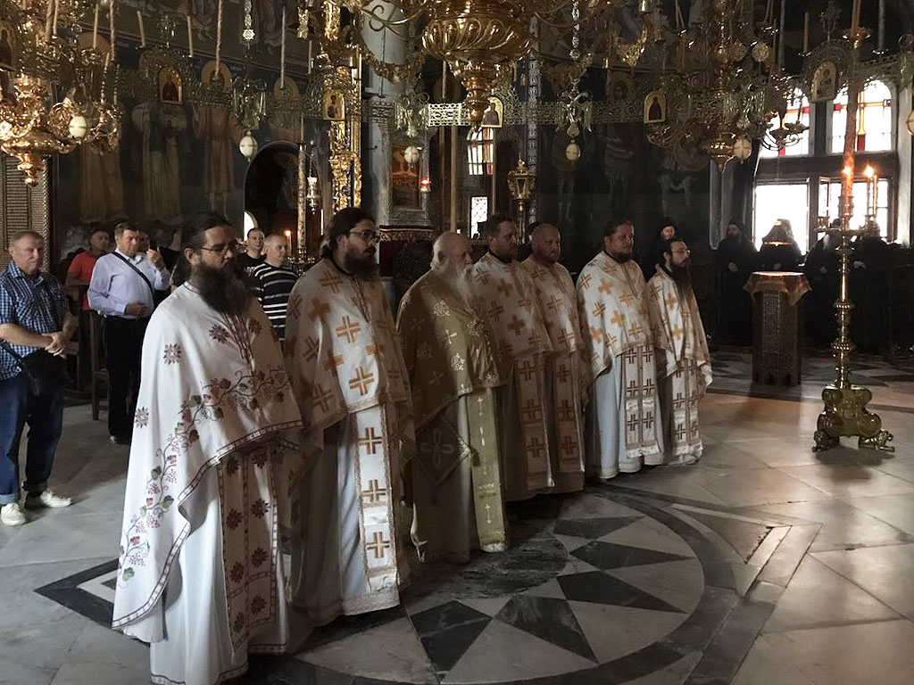 Οι κληρικοί απάντησαν στις κατηγορίες για τις μάσκες: «Βάσει της ΚΥΑ δεν τις φοράμε όταν τελείται η Θεία Λειτουργία»