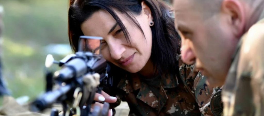 Ναγκόρνο Καραμπάχ: Περνά από εκπαίδευση και μεταβαίνει στο «μέτωπο» η Πρώτη Κυρία της Αρμενίας