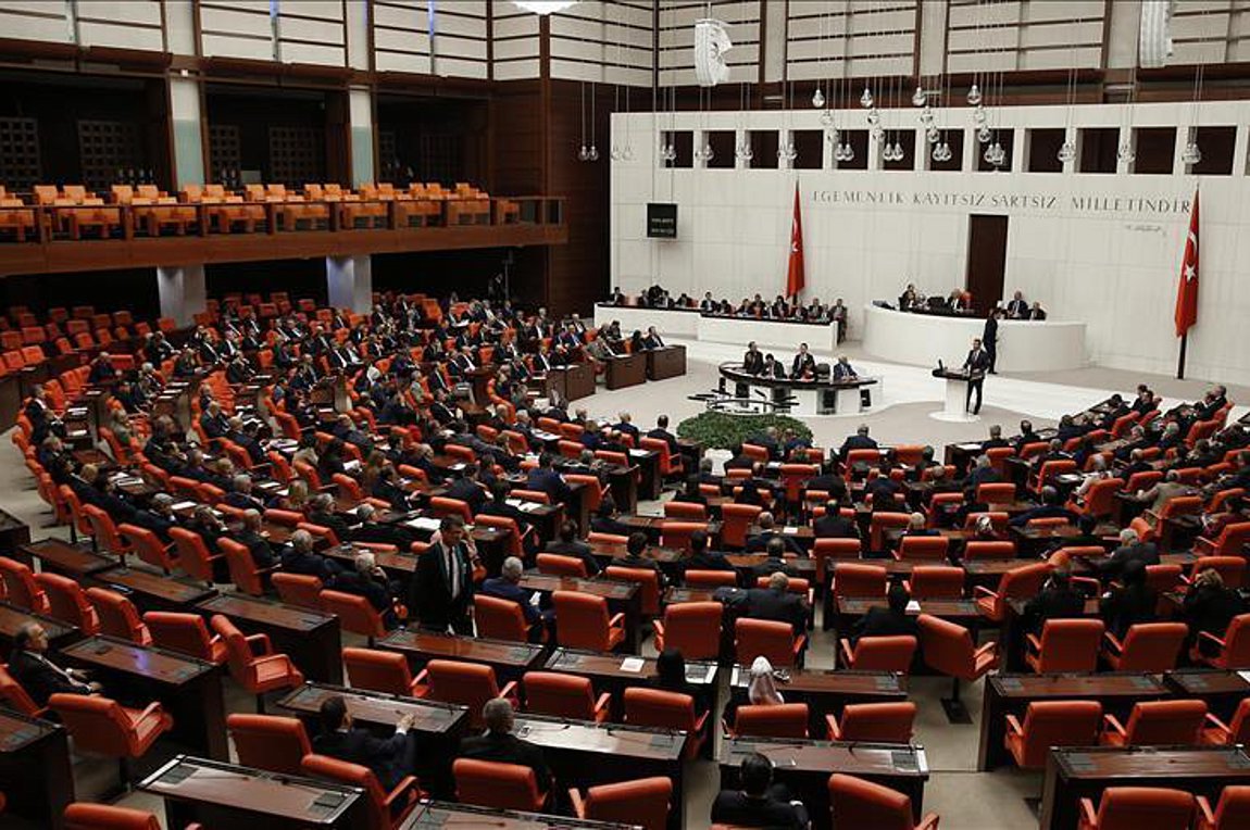 Σύσσωμη η τουρκική βουλή με τον Ερντογάν κατά Μακρόν: «Είναι ασεβής – Μπορεί να έχουμε κρίση με παγκόσμιες συνέπειες»
