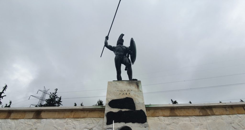 Εικόνες ντροπής: Βεβήλωσαν το άγαλμα του Λεωνίδα στις Θερμοπύλες (φώτο-βίντεο)