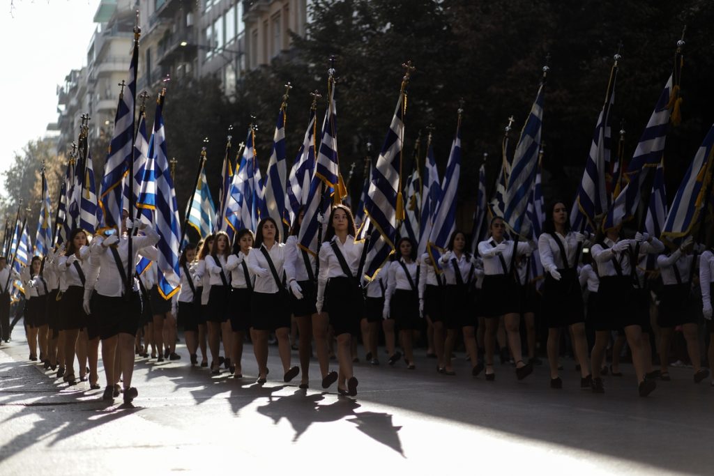 Πάτρα: Δυνάμεις ασφαλείας «σε συνεργασία» με ακροαριστερούς κουκουλοφόρους προσήγαγαν πολίτες που παρέλασαν (βίντεο)