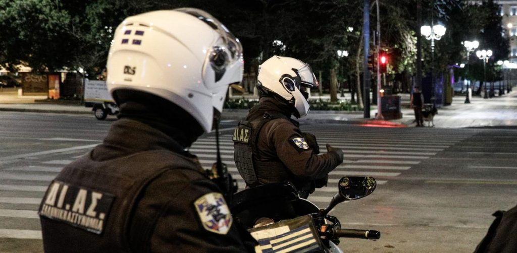 Τραυματίστηκε αστυνομικός στη Θεσσαλονίκη – Επεισόδια με νεαρούς που ήθελαν να παρελάσουν (βίντεο)