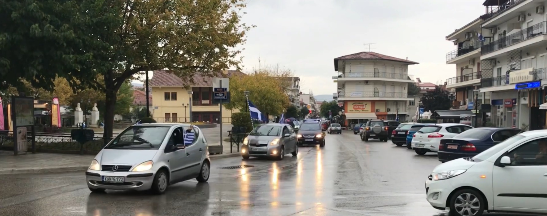 28η Οκτωβρίου: Στην Καλαμπάκα έβαλαν ελληνικές σημαίες στα αυτοκίνητα τους και παρέλασαν (βίντεο)