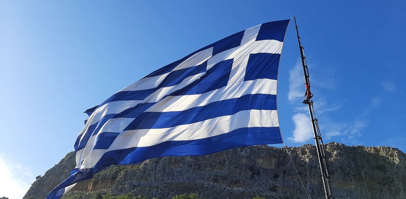 Yeni Safak: «Οι Έλληνες σήκωσαν γιγαντιαία ελληνική σημαία στο Καστελόριζο για να προκαλέσουν» (βίντεο)