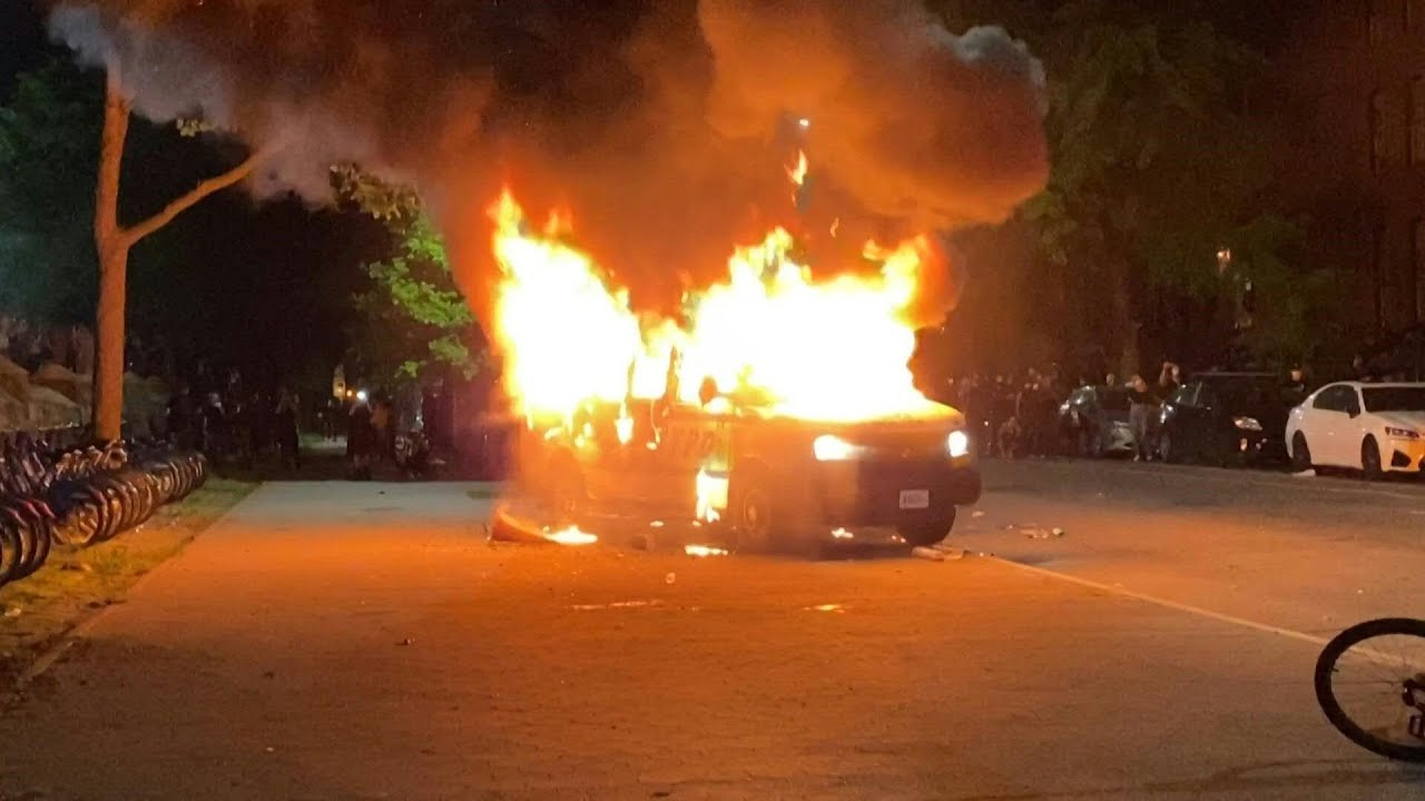 Σφοδρά επεισόδια στην Κύπρο για τις απαγορεύσεις λόγω κορωνοϊού: Καίγονται αστυνομικά οχήματα (βίντεο)