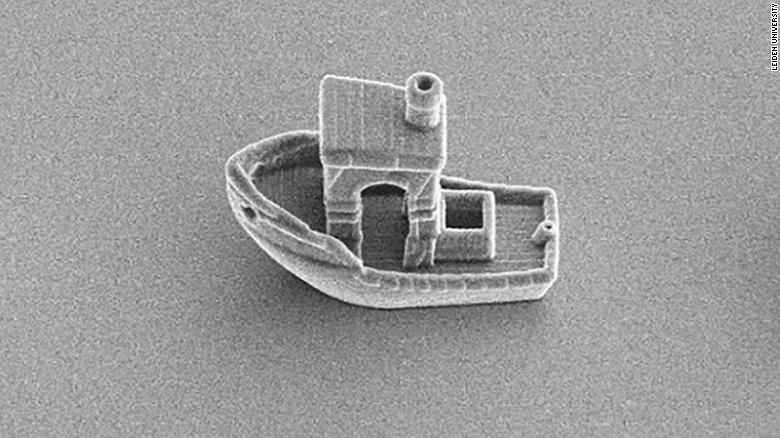 Το μικρότερο σκάφος του κόσμου μπορεί να «πλεύσει» πάνω σε μία ανθρώπινη τρίχα (φωτό)