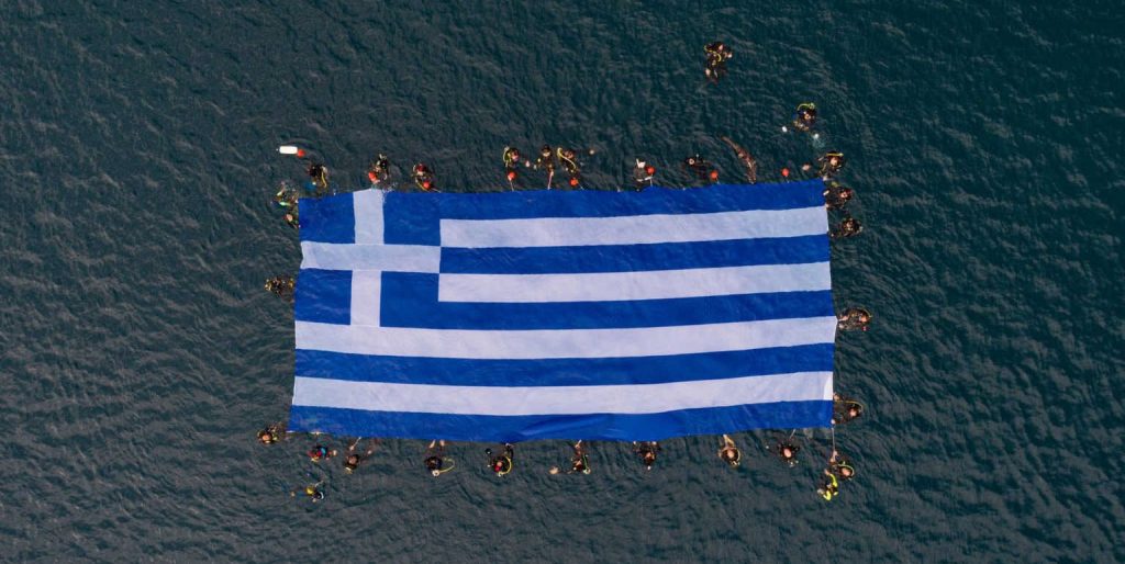 Σάμος: Άπλωσαν σημαία 104 τετραγωνικών μέσα στη θάλασσα (βίντεο)