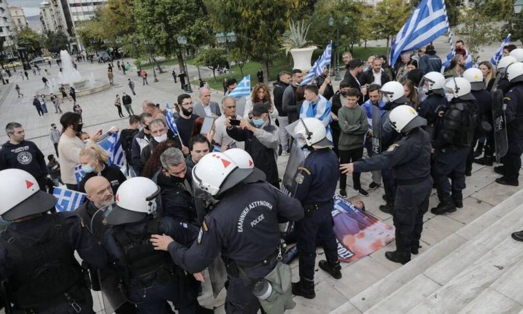 Ένταση στο Σύνταγμα: Η ΕΛ.ΑΣ εμπόδισε πολίτες που είχαν πάει να καταθέσουν στεφάνι – Επτά προσαγωγές (φώτο-βίντεο)