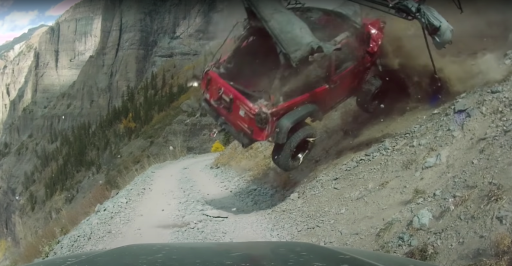 Τζιπ κατρακυλά σε γκρεμό και «κόβει» την ανάσα (βίντεο)