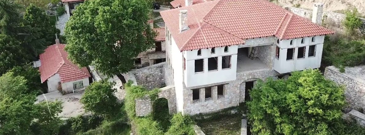 Χιονοχώρι: Το πέτρινο ελληνικό χωριό που τα σπίτια μοιάζουν να κρέμονται στην πλαγιά (βίντεο)
