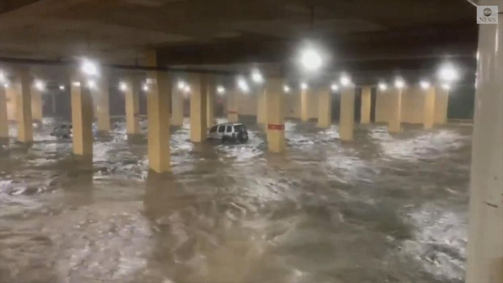 Ο τυφώνας «Ζήτα» σάρωσε τις δυτικές ακτές των ΗΠΑ με πάρκινγκ να μετατρέπεται σε ποταμό (βίντεο)