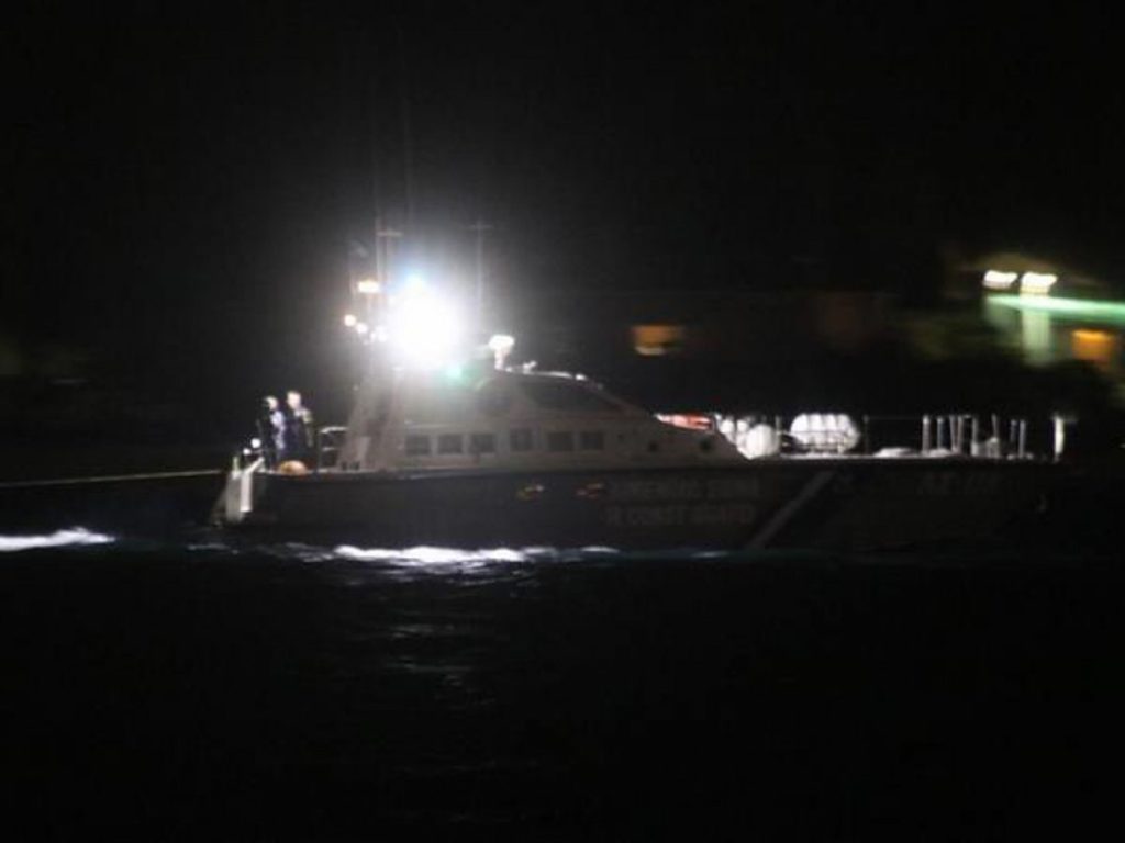 Επιχείρηση διάσωσης ακυβέρνητου σκάφους στα Χανιά – Επιβαίνουν δυο άτομα