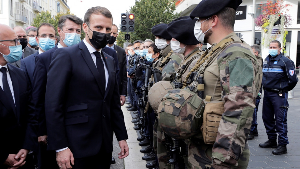 Ο Μακρόν βγάζει 7.000 στρατιώτες στους δρόμους της Γαλλίας – Οι ηγέτες στηρίζουν τις κινήσεις του