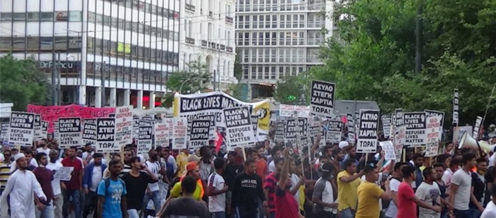 Αλλοδαποί «παρέλασαν» ανενόχλητοι στο Σύνταγμα – Η κυβέρνηση συνέλαβε μόνο τους Έλληνες που τίμησαν την 28η Οκτωβρίου!