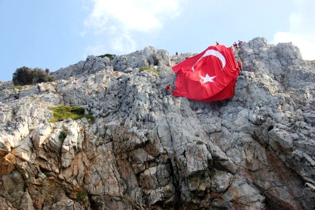 Με τεράστια τουρκική σημαία στα 600 μέτρα από τα Ίμια οι Τούρκοι γιόρτασαν την εθνική τους εορτή (φωτό)