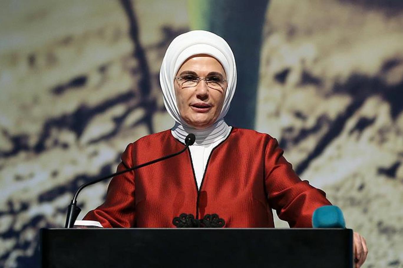 «Μαϊμού» οι τσάντες της Εμινέ Ερντογάν; – Τι λέει δημοσιογράφος της Hurriyet (φώτο)