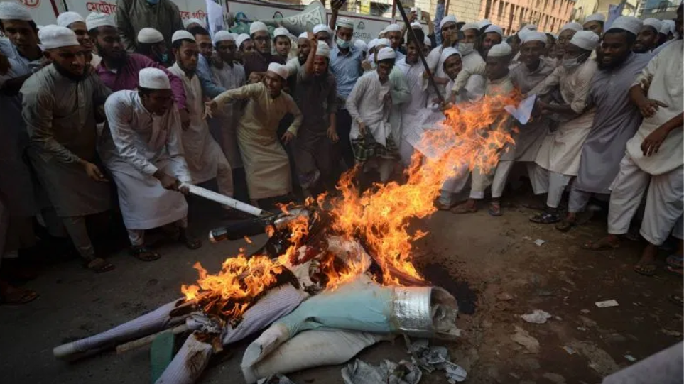 Μπαγκλαντές: Ομάδα ατόμων ξυλοκόπησε και έκαψε άνθρωπο επειδή… βεβήλωσε το Κοράνι (βίντεο)