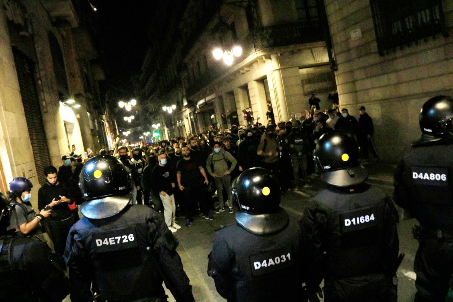 Κύμα οργής για τα μέτρα για τον κορωνοϊό στην Βαρκελώνη: Συγκρούσεις διαδηλωτών με αστυνομικούς