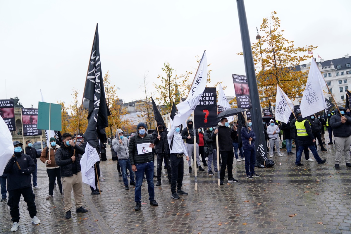 Η αστυνομία της Μόσχας απομάκρυνε μουσουλμάνους διαδηλωτές έξω από την πρεσβεία της Γαλλίας