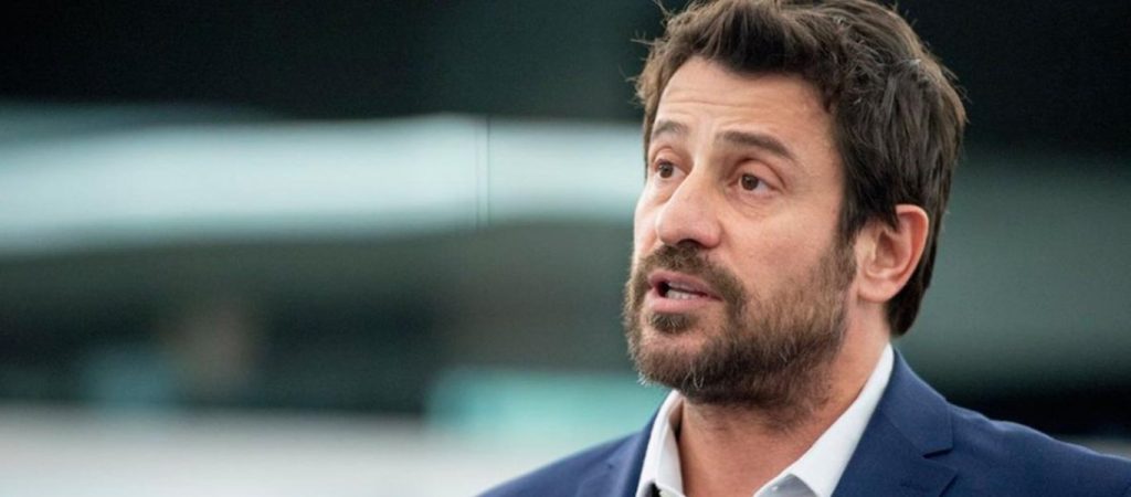 Ο… ευρωβουλευτής Α.Γεωργούλης σε ένα ρεσιτάλ αυτοσχεδιασμού με την κιθάρα του –  «Έχω κάνει το τεστ COVID-19» (βίντεο)