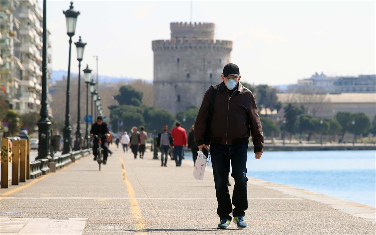 Θεσσαλονίκη: Μήνυμα από το 112 για τον κορωνοϊό – «Φοράτε μάσκα και κρατήστε αποστάσεις» (φωτο)