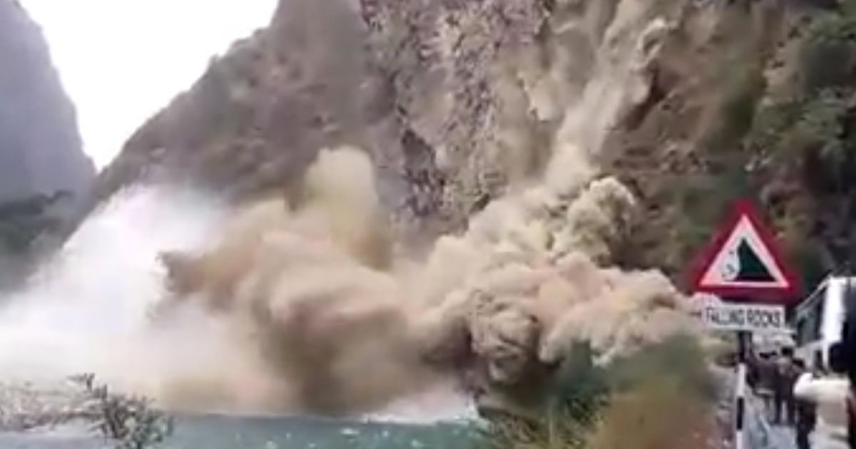 Σάμος: Δείτε τη συγκλονιστική στιγμή που ο σεισμός «διαλύει» ένα μικρό βουνό! (βίντεο)