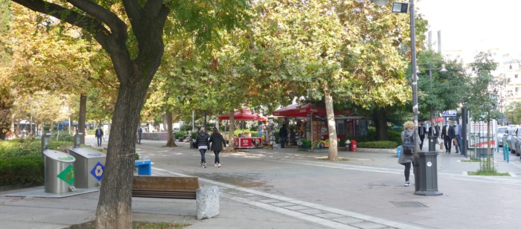 Λάρισα: Θυμίζει ερημωμένη πόλη – Κλειστά καταστήματα και ουρές έξω από τις τράπεζες (φώτο)