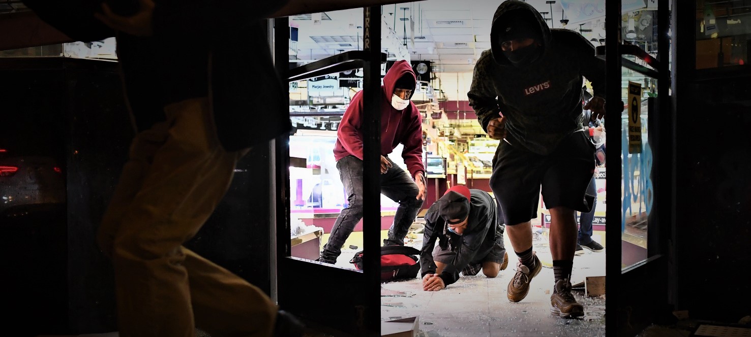 Σάμος: Παράνομοι μετανάστες κάνουν μαζικό πλιάτσικο σε κατεστραμμένα σπίτια & μαγαζιά -Αρπάζουν ό,τι βρουν μπροστά τους!