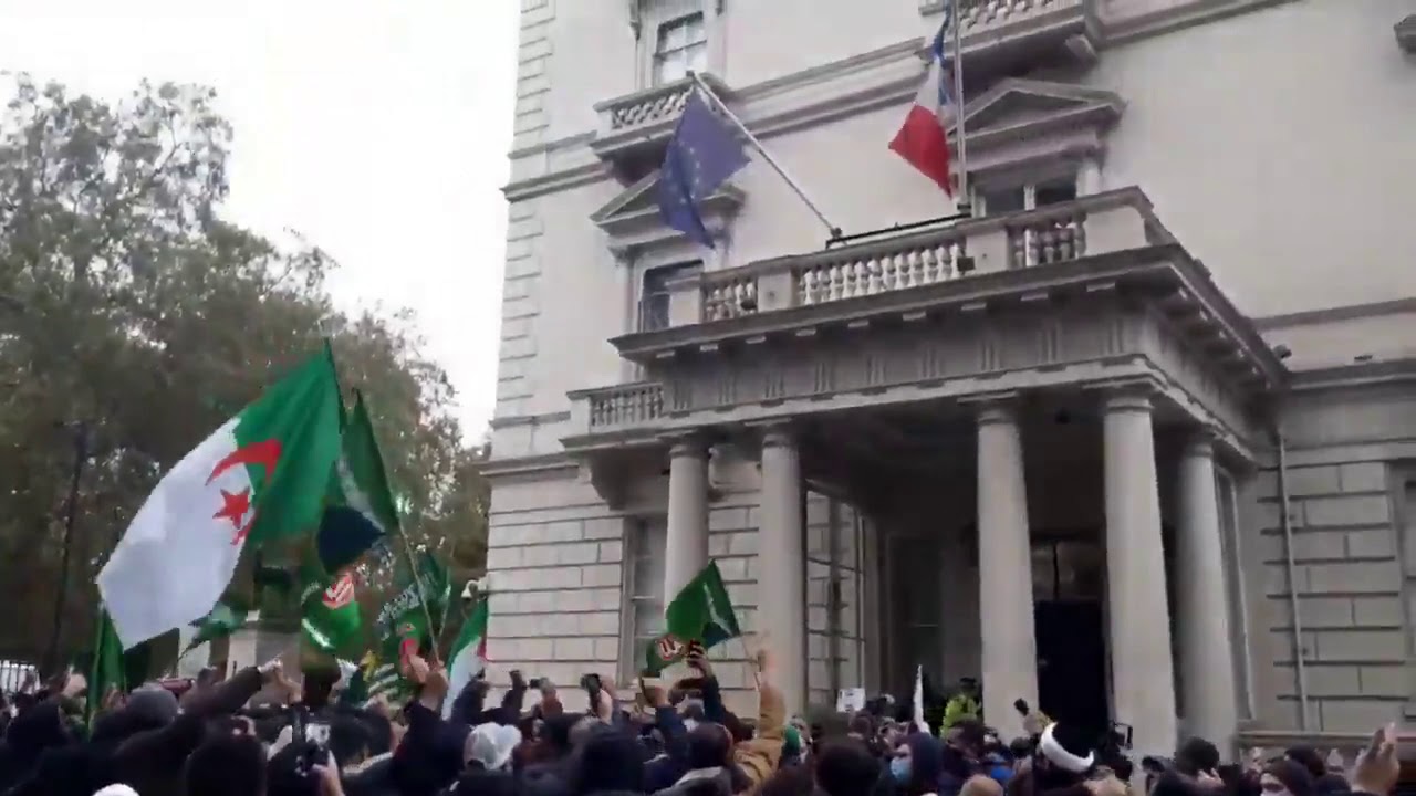 Βρετανία: Τρεις συλλήψεις σε συγκέντρωση μουσουλμάνων έξω από την γαλλική πρεσβεία (βίντεο)