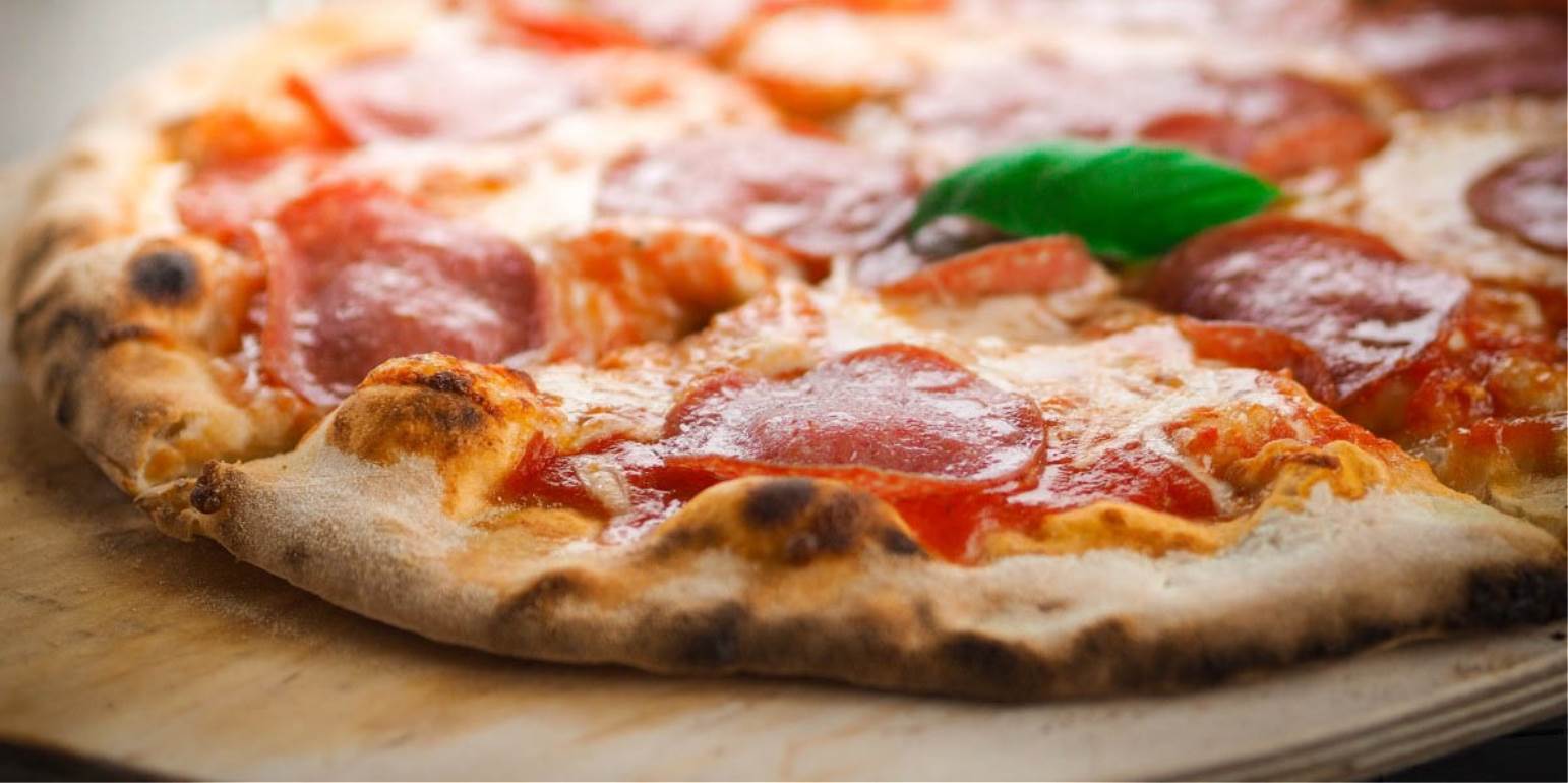 Μάντσεστερ: Άνδρας τρώει πίτσα με τον πιο περίεργο τρόπο και προκαλεί πανικό στα social media (φωτό)