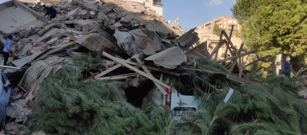 Σεισμός στη Σάμο: Συγκλονιστικές εικόνες με τον απεγκλωβισμό γυναίκας από τα συντρίμμια στην Τουρκία (βίντεο)