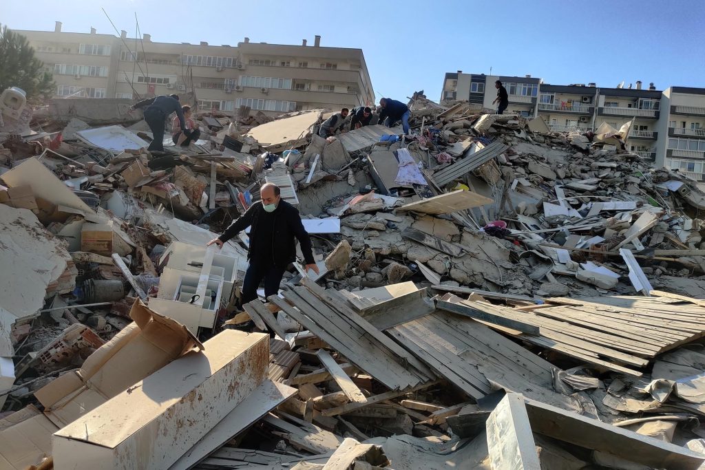 Σμύρνη: Εκκενώθηκαν νοσοκομεία μετά τον φονικό σεισμό – Ουρές με ασθενείς (βίντεο)
