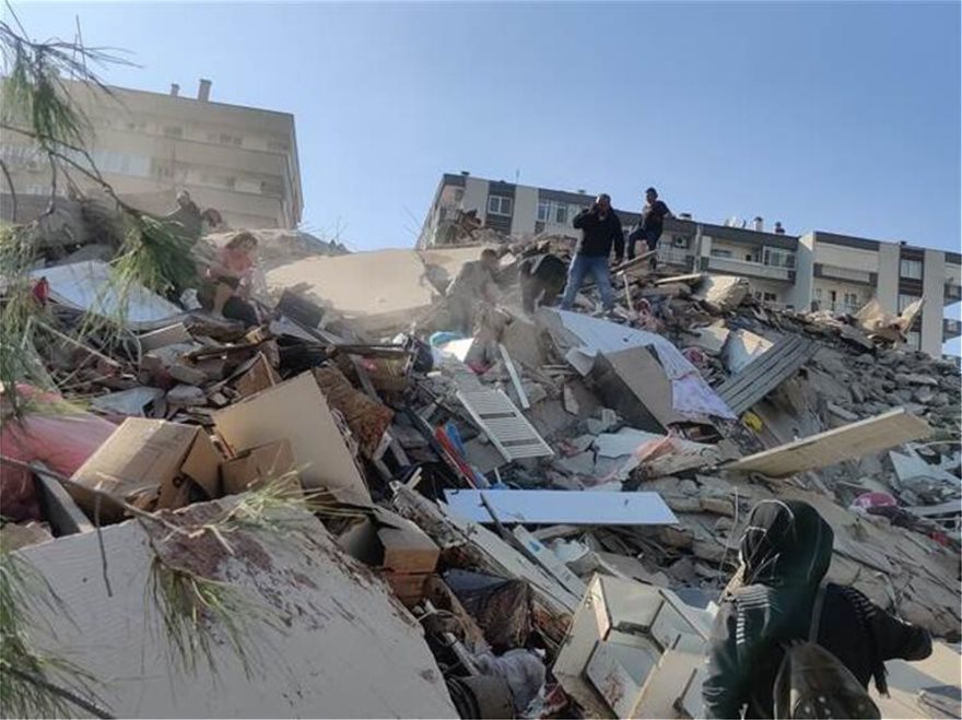 Σεισμός Σμύρνη: Μάχη πάνω από τα χαλάσματα δίνουν τα σωστικά συνεργεία (βίντεο)