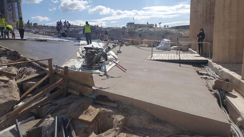 Το υπουργείο Πολιτισμού «τσιμέντωσε» την Ακρόπολη: Τι απαντάει στις κατηγορίες για την καταστροφή του ιερού βράχου