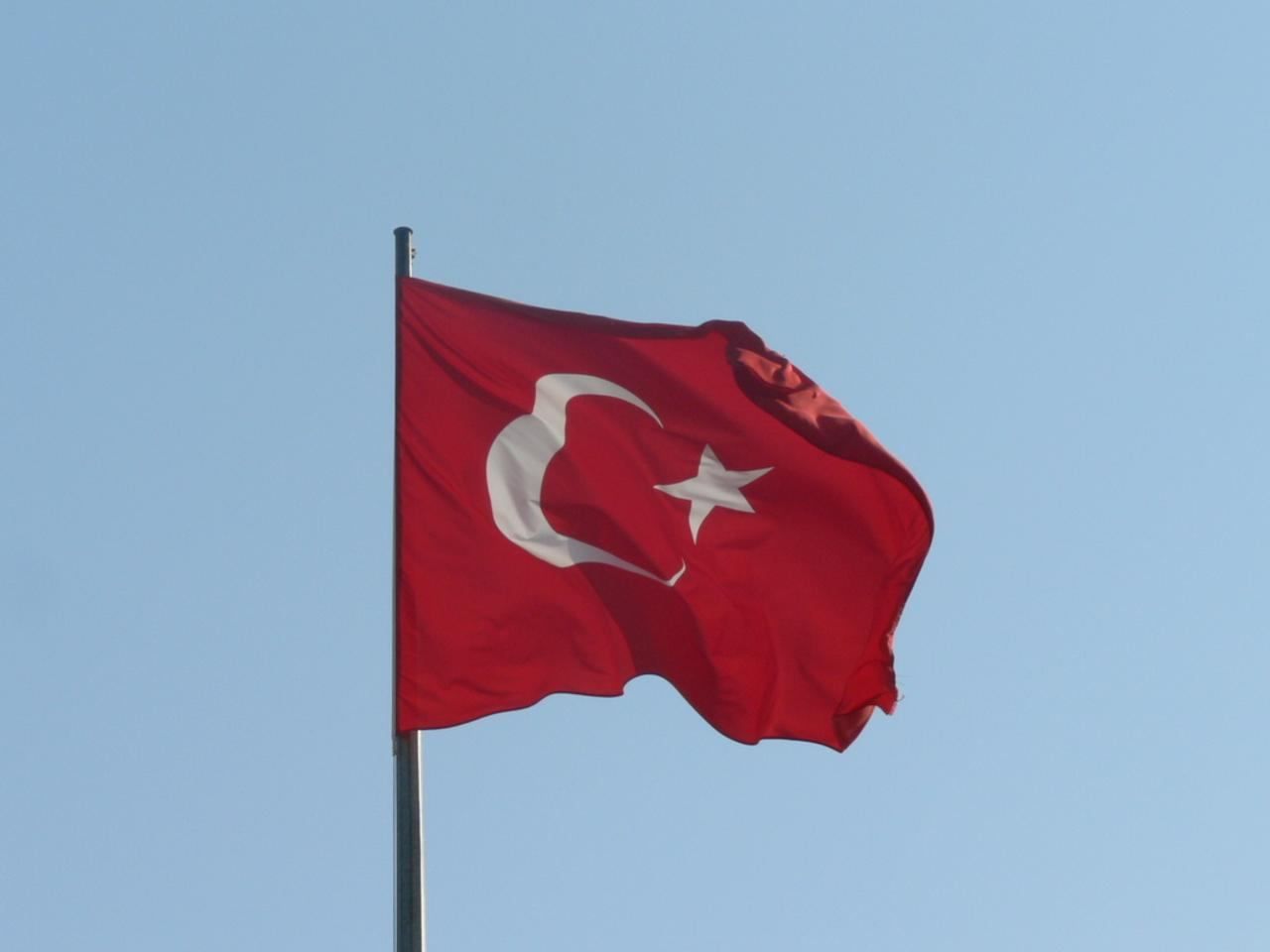 Έστησαν ολόκληρη επιχείρηση οι Τούρκοι: Ύψωσαν τεράστια σημαία απέναντι από τα Ίμια (φωτο)