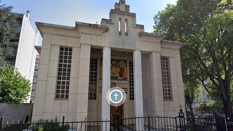 Αυτός είναι ο Έλληνας ιερέας που δέχθηκε πυρά στη Γαλλία και δίνει μάχη για τη ζωή του (φώτο)