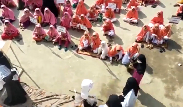 Το πρόγραμμα… διδασκαλίας στο Πακιστάν έχει και μάθημα αποκεφαλισμού απίστων! (βίντεο)