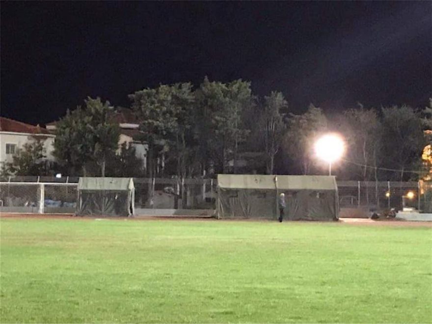 Σε στρατιωτικές σκηνές διανυκτέρευσαν στην Σάμο – Με μεγάφωνο η αστυνομία τους καλεί να μένουν μακριά από τα σπίτια