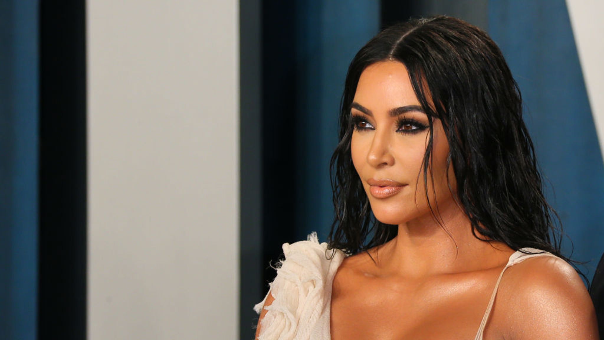 Kim Kardashian: Νέα «καυτή» εμφάνιση με μικροσκοπικό μαγιό (βίντεο)