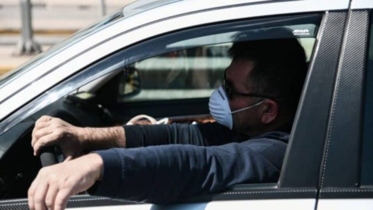 Πότε και πώς πρέπει να φοράμε μάσκα στο αυτοκίνητο  – Οι «καμπάνες» για τους ανυπάκουους