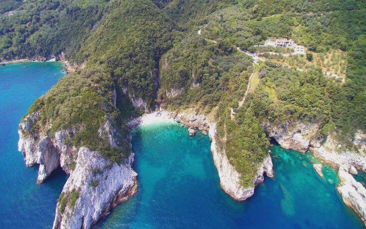 Το «κρυφό σχολειό» μέσα σε μια θαλάσσια σπηλιά (βίντεο)