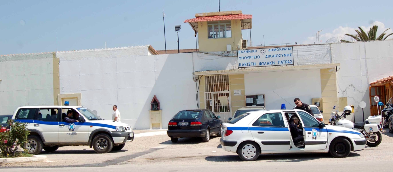 Εντυπωσιάζουν τα ευρήματα στις φυλακές Πάτρας και Μαλανδρίνου – Από μπετόβεργες μέχρι κινητά τηλέφωνα (φώτο)