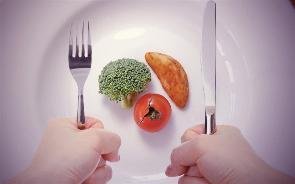 Το έξυπνο κόλπο που θα σας βοηθήσει να τρώτε λιγότερο