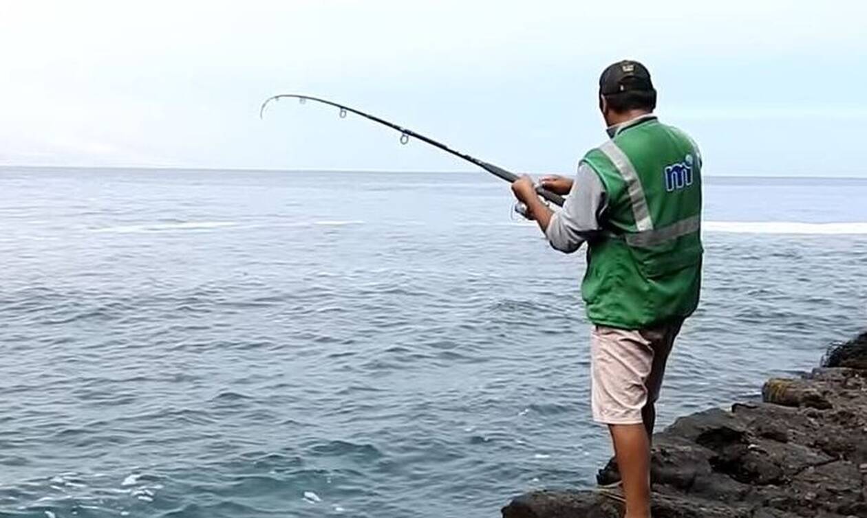 Το πιο τρομερό… αυτόματο καλάμι ψαρέματος: Λίγα ξύλα και ένα μπουκάλι χρειάζεστε (βίντεο)