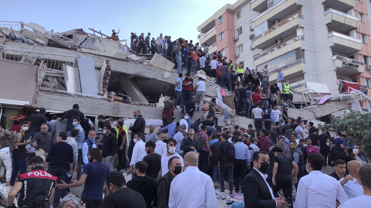 Σημαντικές καταστροφές στη Σμύρνη μετά τον σεισμό – Κατέρρευσαν 20 κτίρια – 24 νεκροί και 800 τραυματίες (βίντεο)